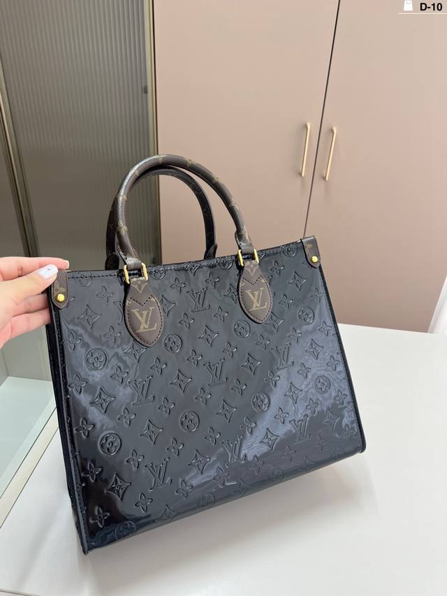 Lv Louis Vuitton patent leather tote bag As one of the classic models, it has an