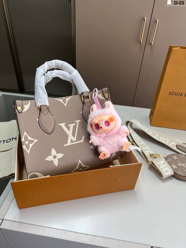 Pendant color randomLv Onthego Bb jungle tote bagLouis Vuitton Lv old flower log