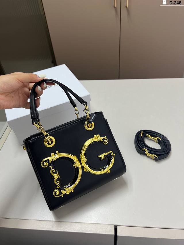 Dolce & Gabbana Dg Very beautiful bag This is my favorite bag, it feels like wh