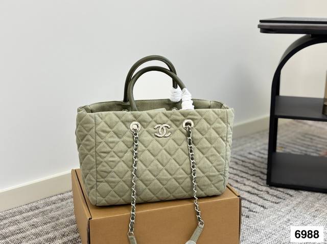 Chanel denim trash bag Classic denim with old-fashioned style, looks very textu