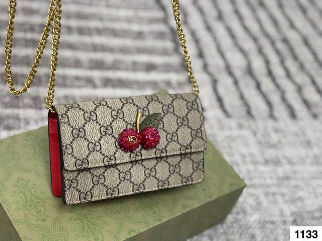 The little cherry that is especially popular every summer Gg cherry chain bag C