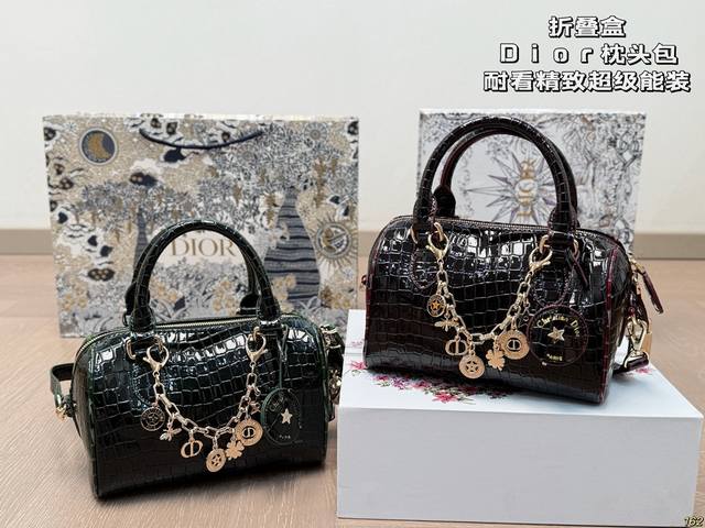 folding box Dior's new pillow bag is exquisite and can hold a lot of things DDD