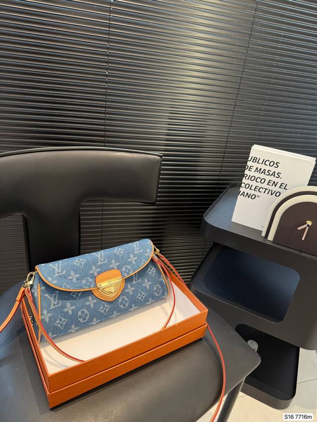 with box Lv denim underarm bag messenger bag cool and sassy low-key luxury can