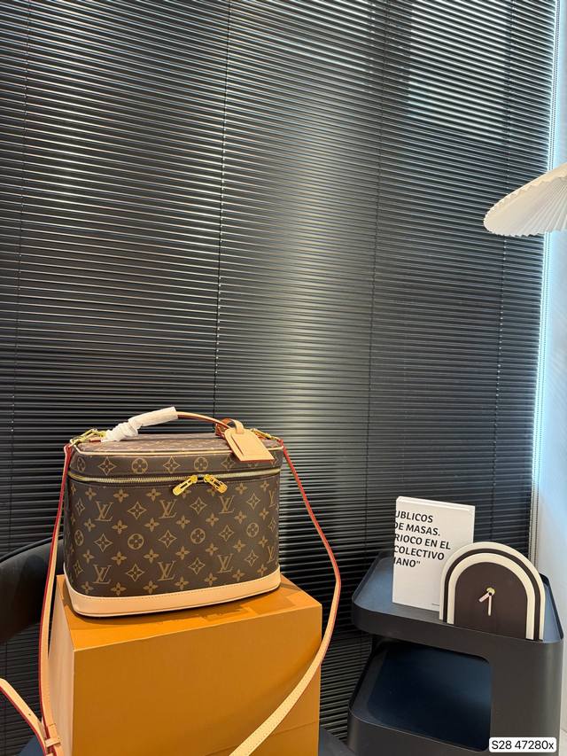 with folding box This season's cosmetic bag is quite popular in the fashion wor