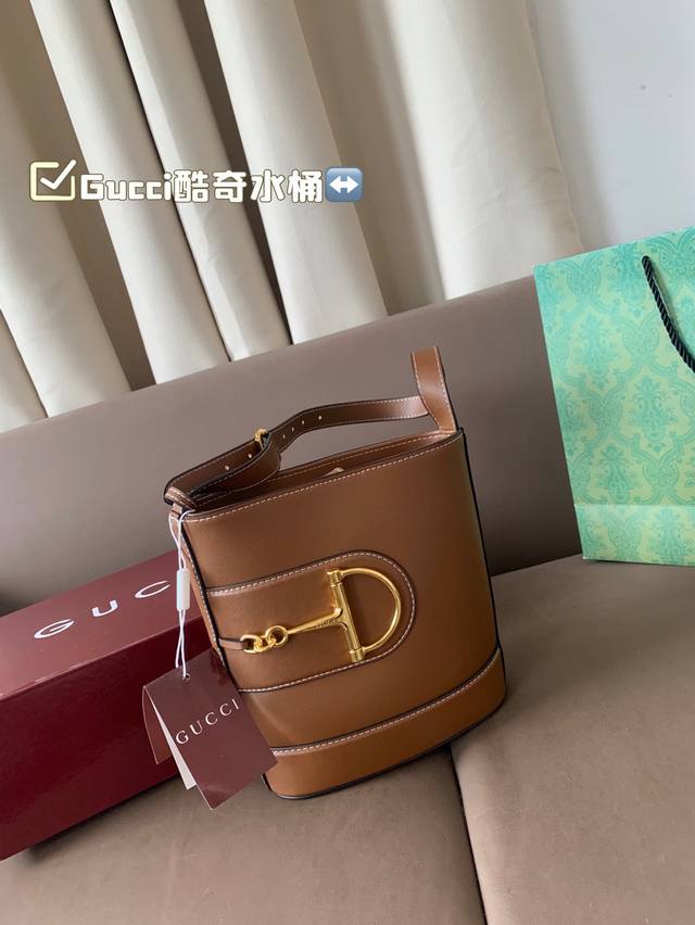 with foldable box Gucci cool bucket is so fashionable that you can open it High