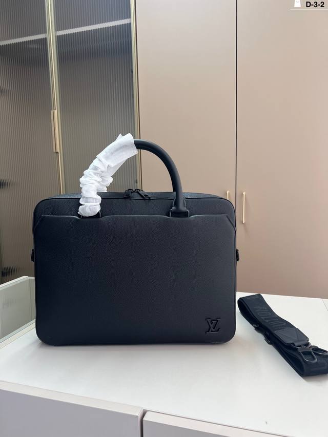 cowhide Lv Louis Vuitton men's briefcase can be carried cross-body or by hand ha