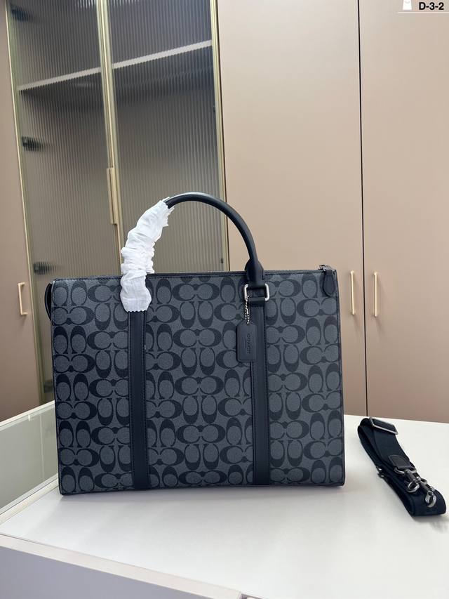Coach Men's Briefcase Can be carried crossbody or by hand Large capacity, can ho