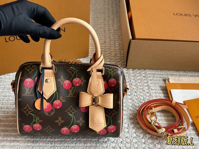with box Speedy20 pillow bag The new Speedy20 is a treasure size, because the s