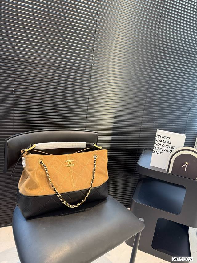 The newest Chanel 25S on the Internet. This Chanel is perfect. It can be carried
