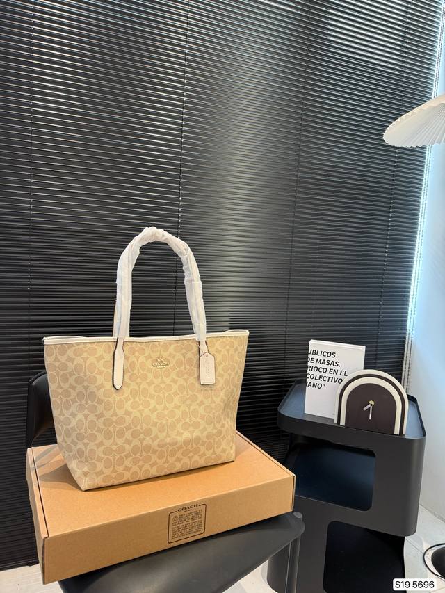 with folding box Coach shopping bag The super popular Tote bag is very suitable