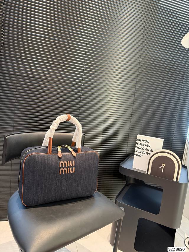 Miumiu camera bag handbag Easy and high-end feeling The bag feels great and the