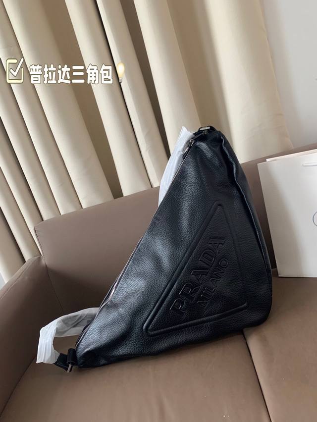 Prada Triangle Bag The most "protagonist" bag in this series, I think it is the
