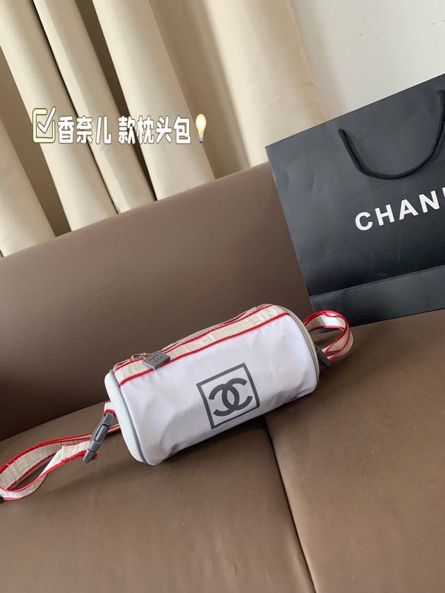 Chanel pillow bag is the latest and most practical style! The whole bag is ligh