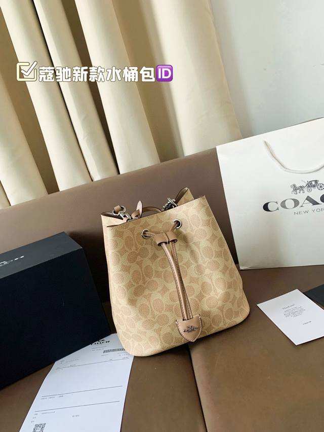 Coach's new bucket bag Rowan Bucket The new bucket bag has a drawstring design T