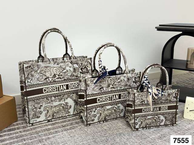 Dior Embroidered Shopping Bag This year's heavyweight counter classic hit combin