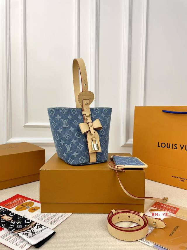with folding gift box. Blind guess this time the new dark horse of Lv jeans is