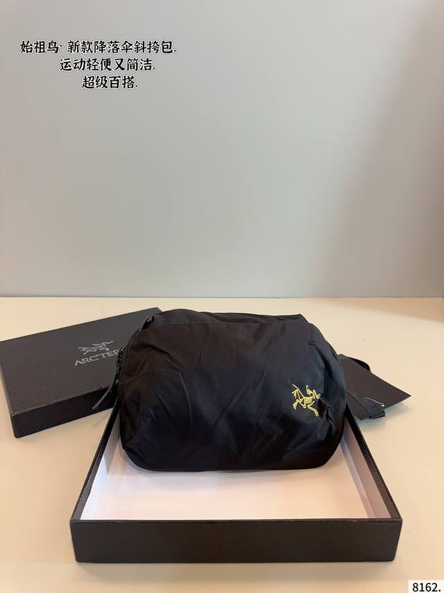 with gift box. Recently, every Korean blogger has an Arc'teryx messenger bag Th