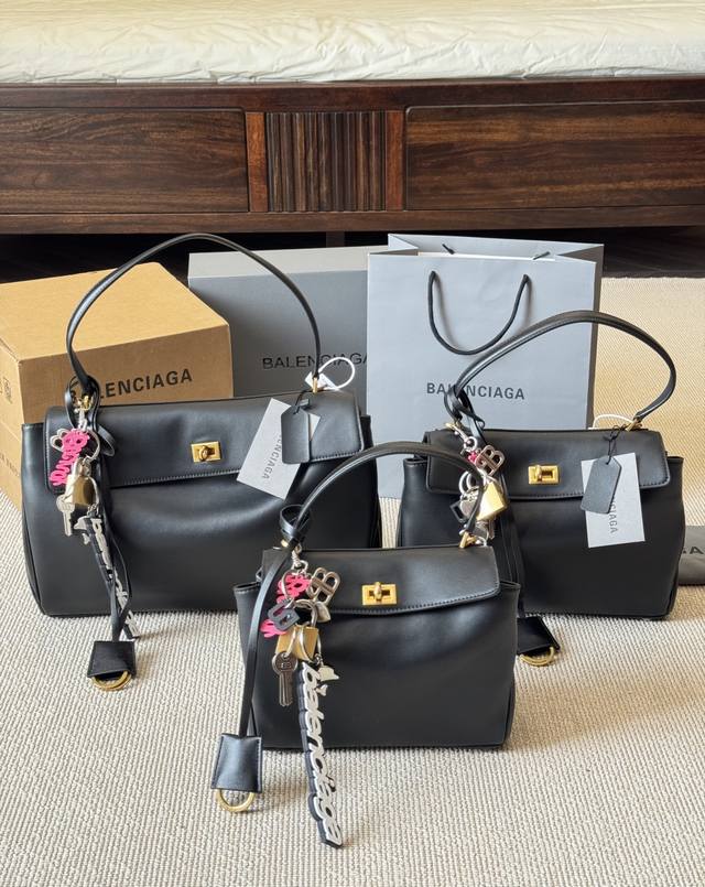 cowhide version Size: Large 35 26cm Medium 28 22cm Mini 25 20cm Balenciaga's new