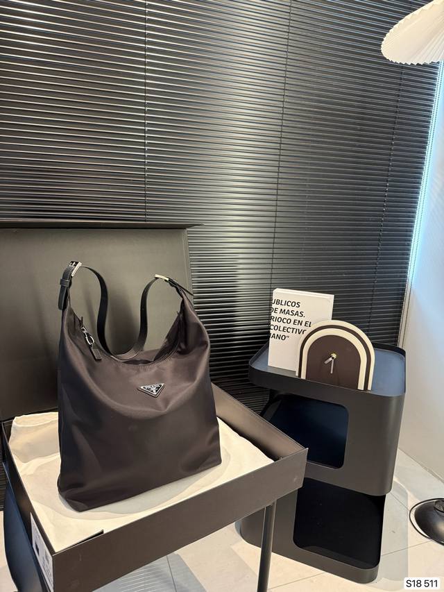 with folding box Prada underarm bag This one is really suitable for cool girls!