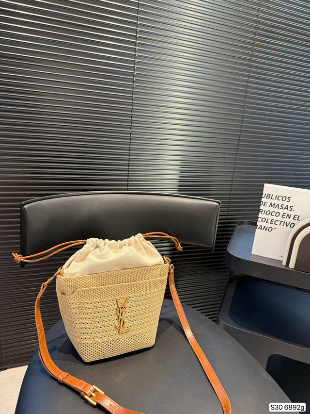 Saint Laurent woven tote bag, a simple bag, very elegant. It is also easy to ma