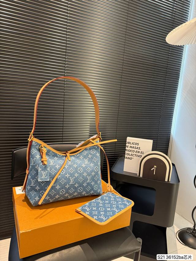 with box Carryall V denim new model, can be cross-body or shoulder. Capacity gu