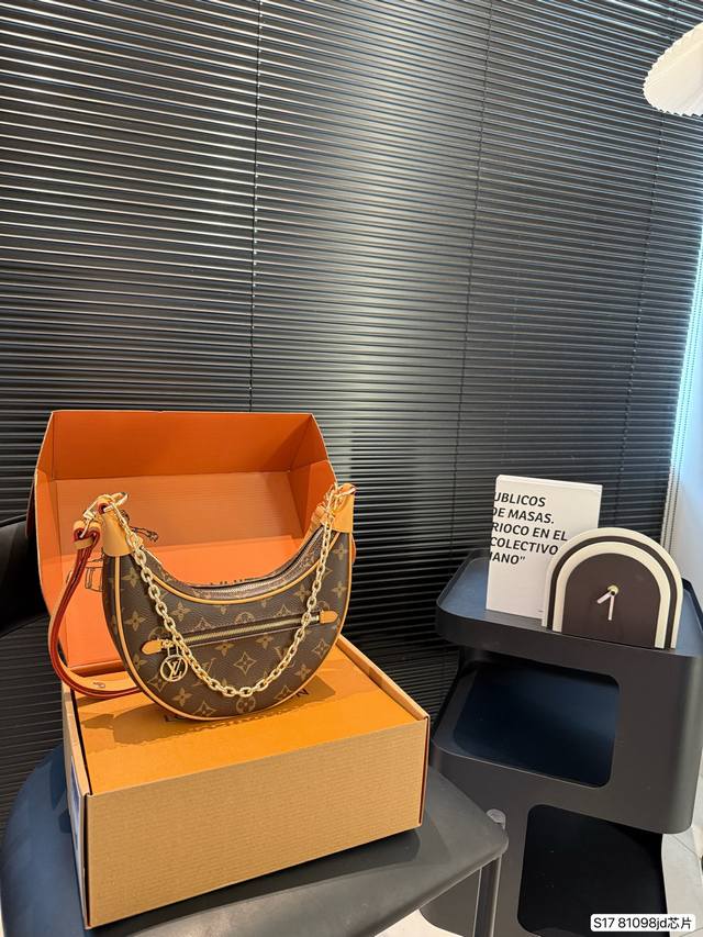 with airplane box folding box chip version Lv year show pea bag armpit bag this