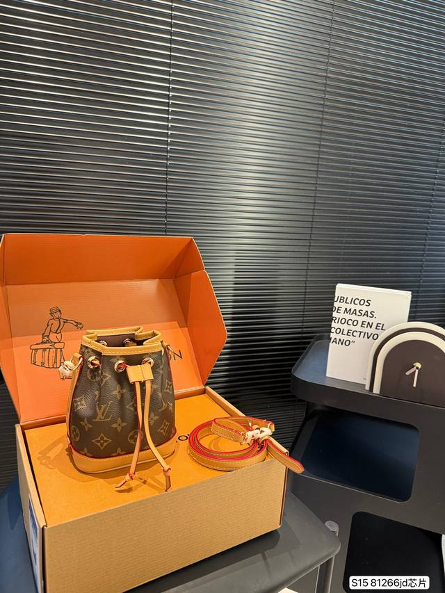 with airplane box folding box chip version Lv bucket bag style is very popular