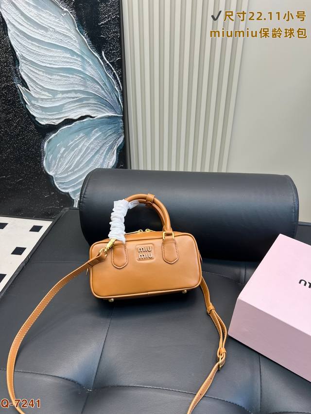 with folding boxMiu Miu bowling handbagEasy and high-grade cowhide leather vers