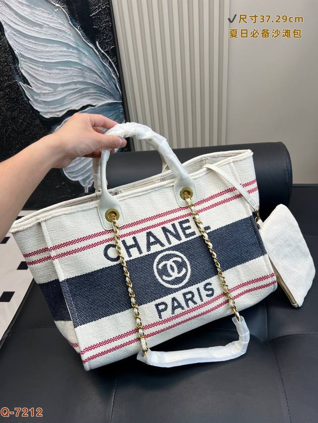 Chanel canvas beach bag is full of exquisiteness and elegance! I really like th