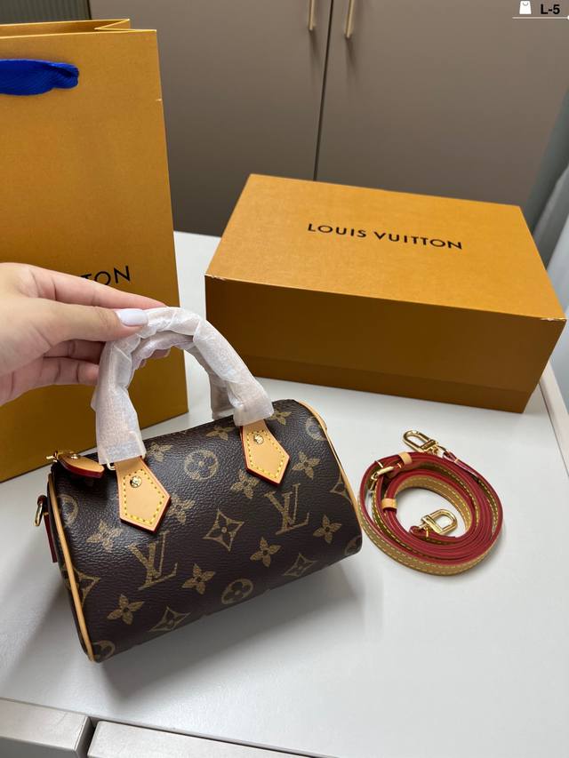 Lv Louis Vuitton pillow bag Classic series fashionable and versatile unique arti