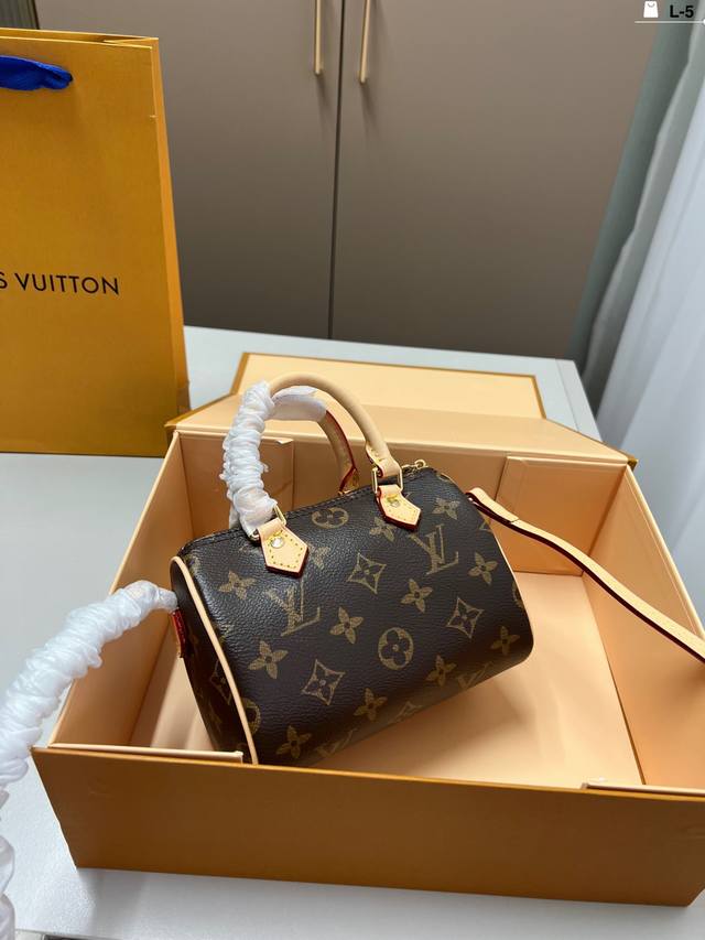 Lv Louis Vuitton pillow bag color-changing leather Classic series fashionable an