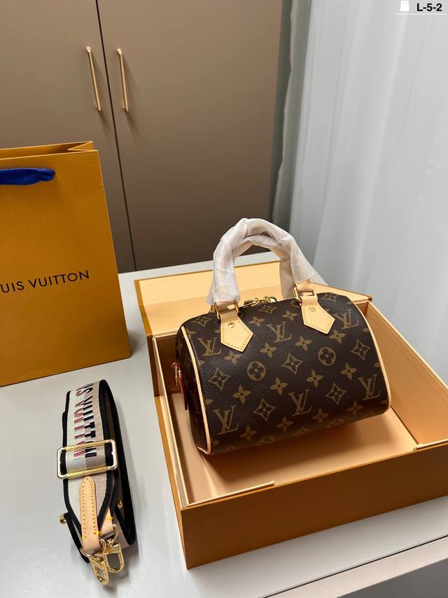 chip version Lv Louis Vuitton pillow bag color-changing leather Classic series