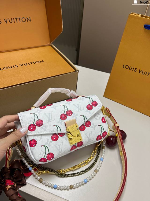 Lv Murakami Takashi messenger bag, take a closer look Practical compartments wit