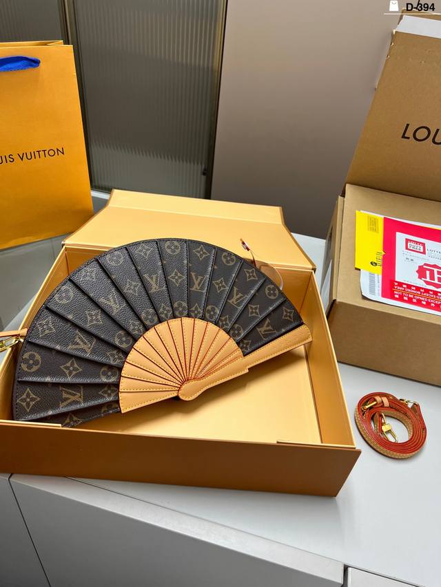 Old Flower Fan Bag Lv Fan handbag appeared on the 2025 Spring and Summer show wi
