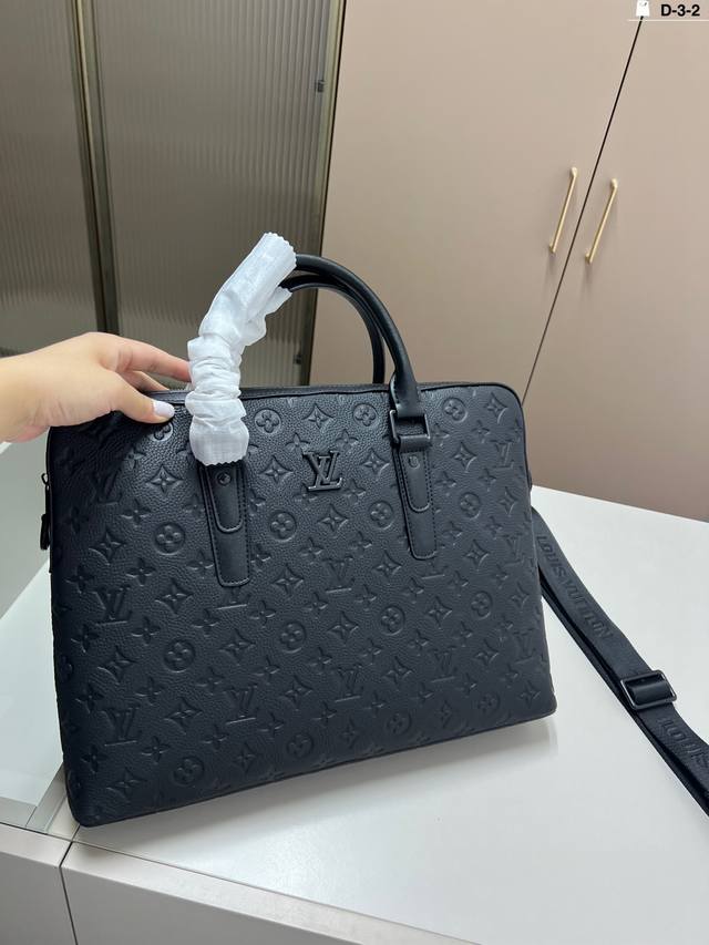 Lv Louis Vuitton men's briefcase Can be worn crossbody or by hand Large capacity