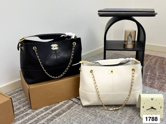 The newest Chanel 25S on the Internet. This Chanel is perfect. It can be carried