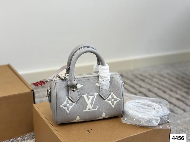 gift boxLv pillow bagSweet and cool, love it all Versatile and fashionable, supe