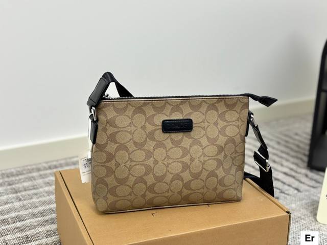 Coach's latest crossbody bag is highly practical, with exquisite workmanship an