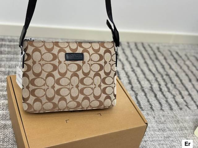 Fendi Coach's latest crossbody bag is highly practical, with exquisite details