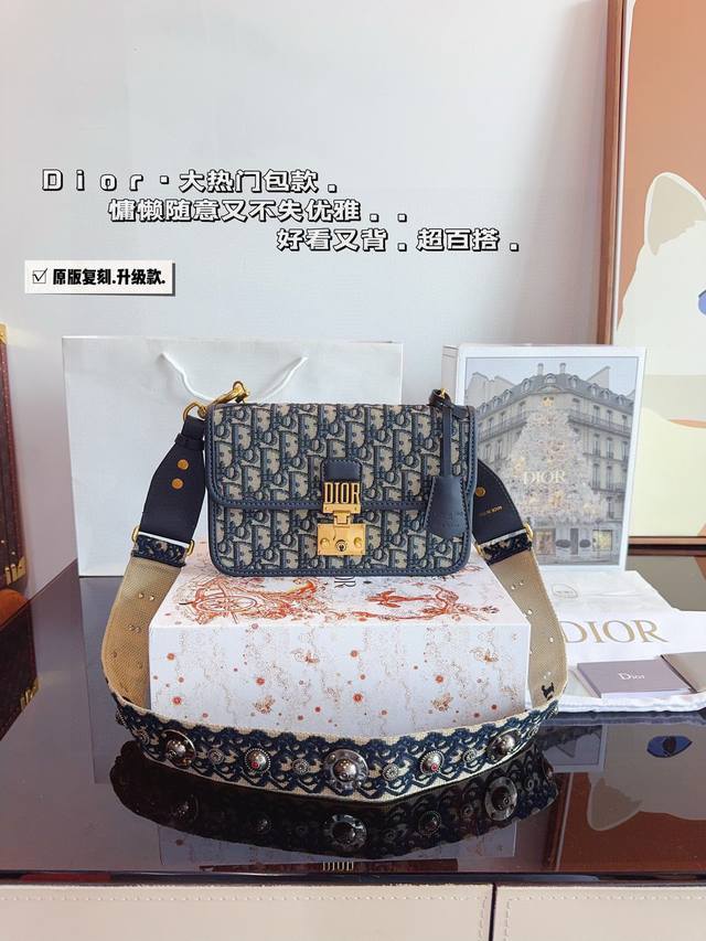 with gift box Dior. Dior Oblique messenger bag original double-sided embroidere