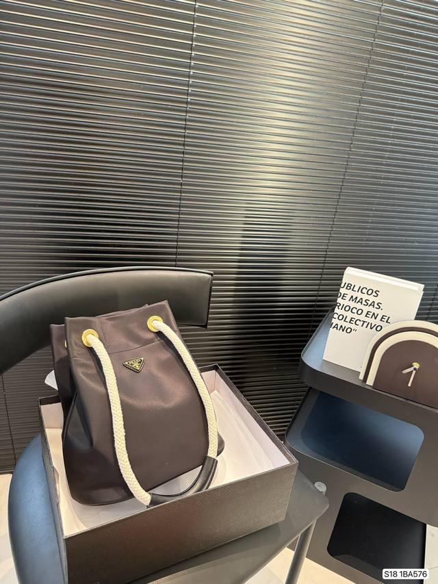 with box Prada Ss25 bucket tote bag Prada Retro and elegant, full of high-end f