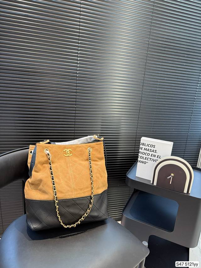 The newest Chanel 25S on the Internet. This Chanel is perfect. It can be carried