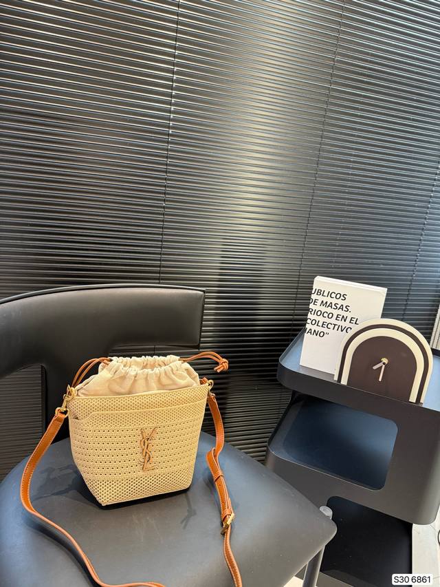 Saint Laurent woven tote bag, a simple bag, very elegant. It is also easy to ma