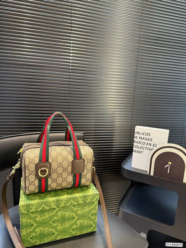 with box Cool Gucci Boston pillow bag Very cool and versatile fashion trend Can