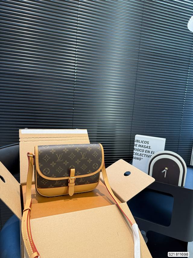 with airplane box folding box Lv messenger bag The upper body is simple and com