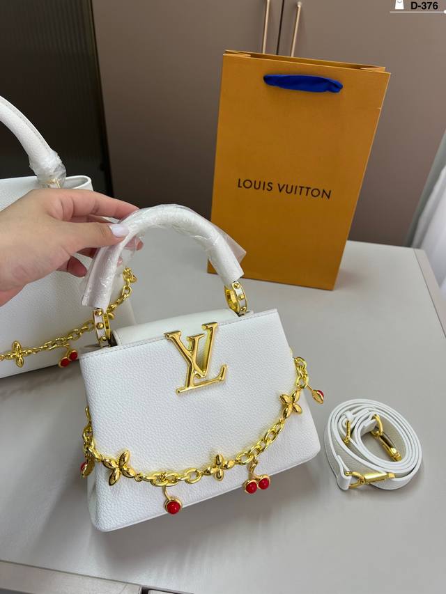 Small Lv Louis Vuitton super versatile handbag, hand-held crossbody super pract