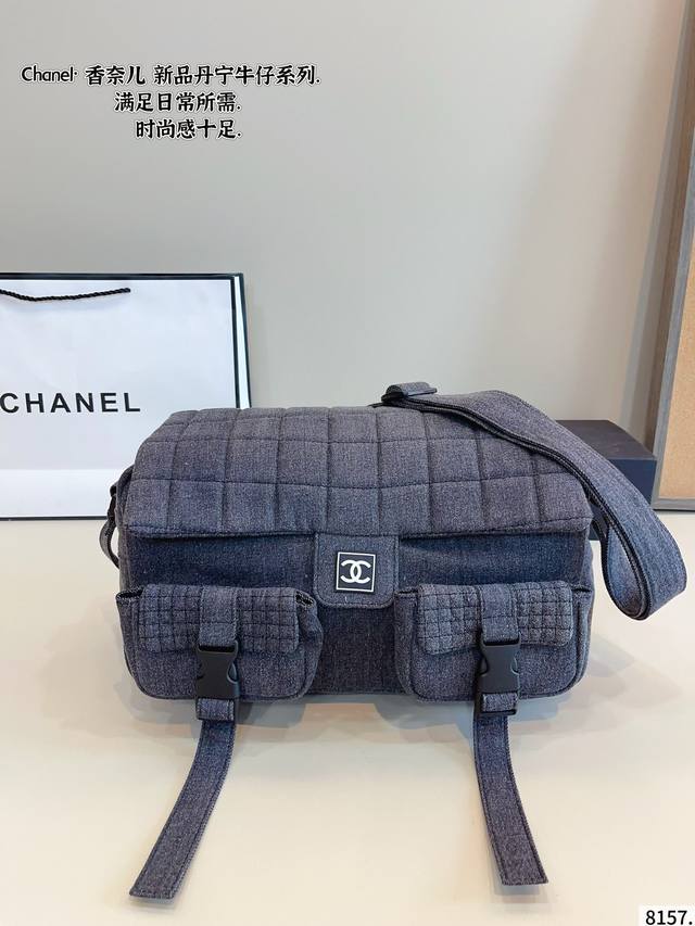 Chanel denim motorcycle bag Chanel is so cool! Both boys and girls can wear it.