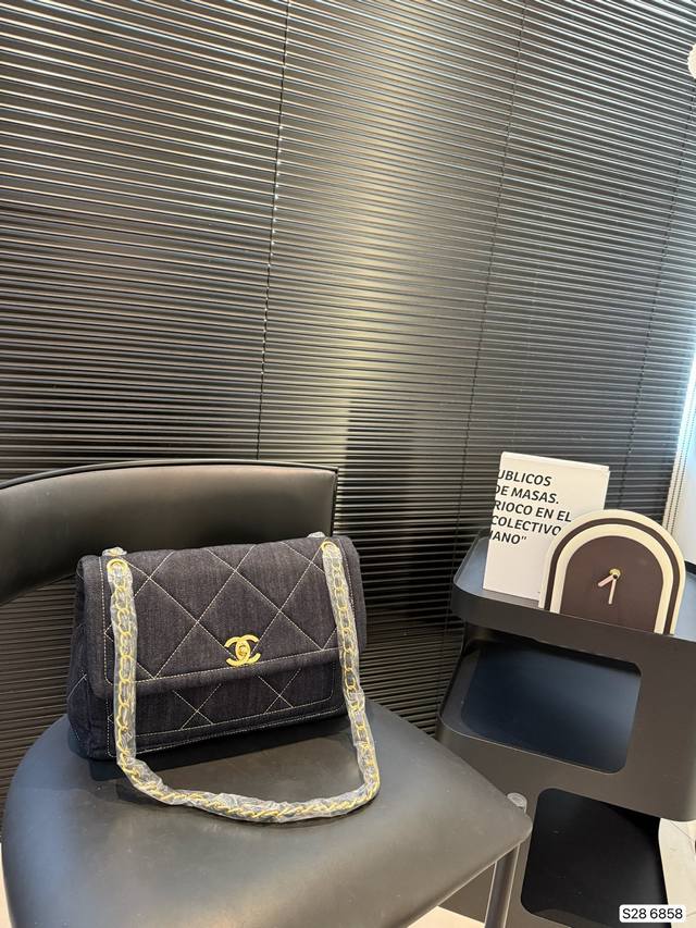Chanel denim chain bag Simple and versatile with high appearance First choice f