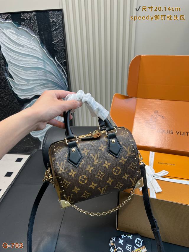 with full gift box Lv pillow This season's Louisvuitton 2025 show cool black le