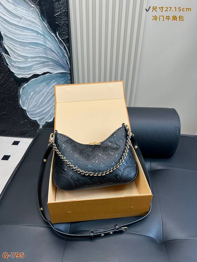 with folding box Lv Louis Vuitton. Croissant bag is super comfortable and beaut